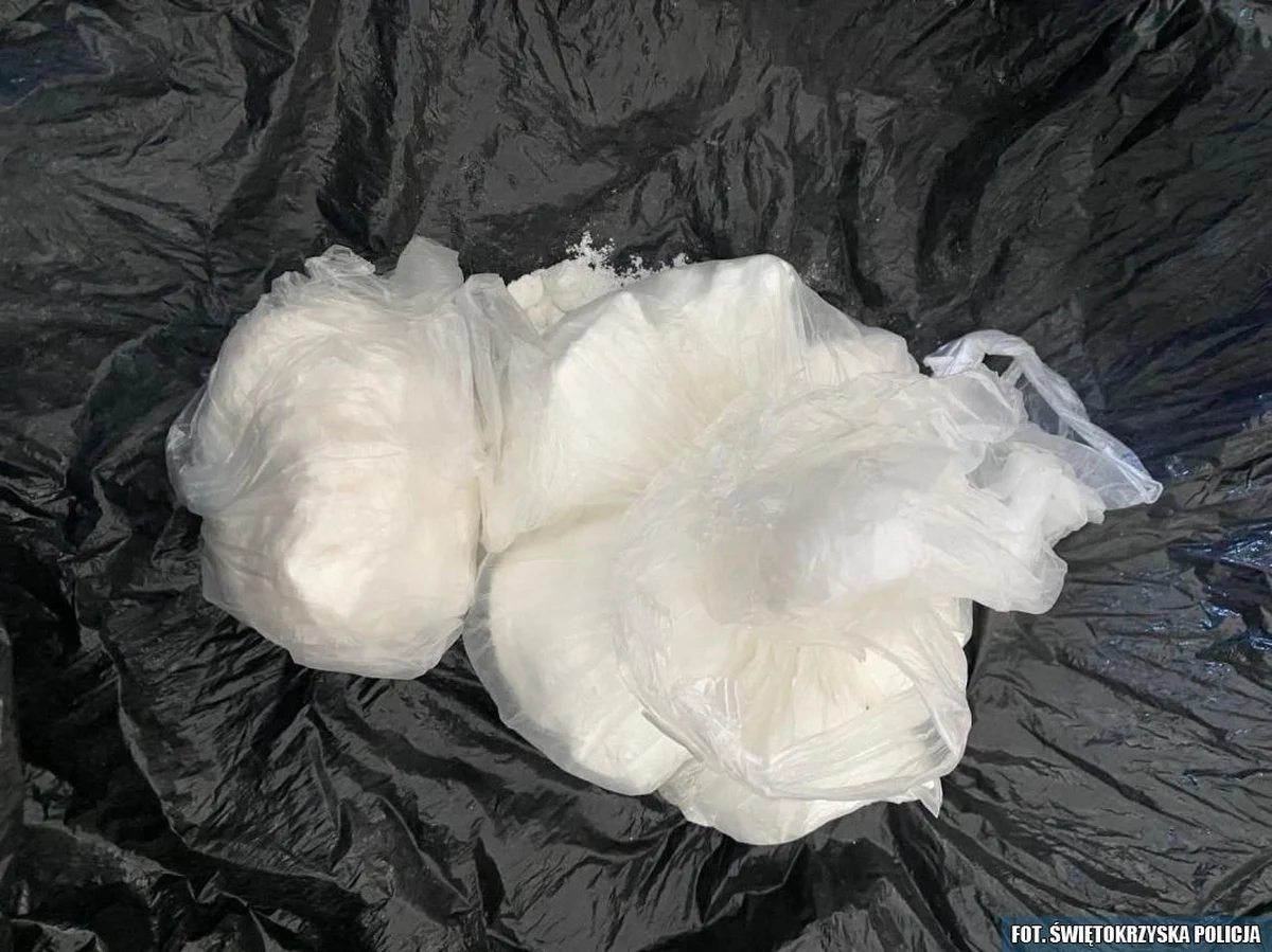 Specyficzną schedę miał otrzymać po zmarłym wujku mieszkaniec powiatu kieleckiego. W czasie prac budowlanych, wykopał wiadro wypełnione po brzegi narkotykami. W jego wersję wydarzeń nie uwierzył prokurator i skierował wniosek o tymczasowy areszt dla podejrzanego.