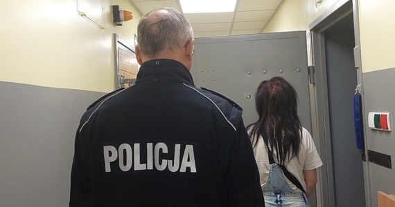 Policjanci z Grodziska Mazowieckiego zatrzymali 21-latkę, która ukradła ze sklepu kilka butelek alkoholu, pogryzła pracownicę ochrony i uciekła. Kobieta usłyszała zarzut karny, zagrożony nawet 10-letnim pozbawieniem wolności.