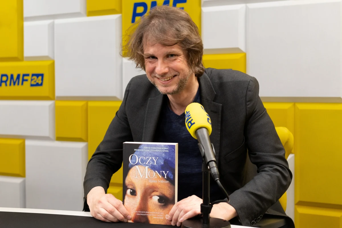 Książka "Oczy Mony" to debiut literacki francuskiego historyka sztuki Thomasa Schlessera. Opowieść o dziesięciolatce z Paryża, której grozi utrata wzroku. W każdą środę po szkole Henry, mądry i ekscentryczny dziadek Mony, zabiera ją do muzeum. I za każdym razem pokazuje i objaśnia nowe dzieło sztuki. 52 tygodnie. Tyle czasu zostało Monie na odkrycie tajemnicy piękna.