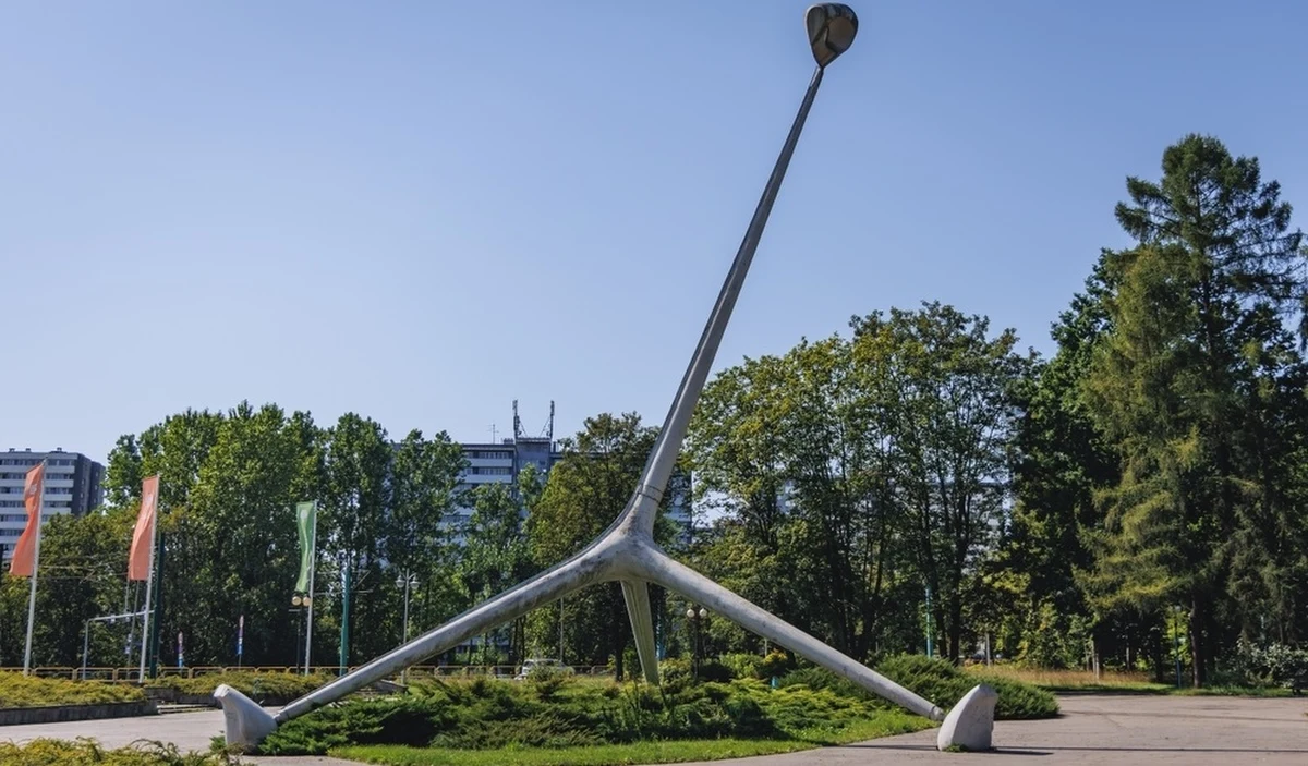 "Żyrafa" w Parku Śląskim nadal pozostanie bezgłowa, po tym jak w ubiegłym roku zdemontowano część instalacji ze względów bezpieczeństwa. Unieważniono trzeci przetarg na remont rzeźby.