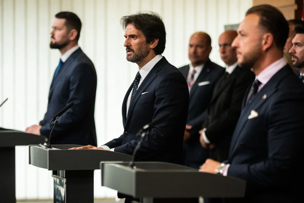 Minister spraw wewnętrznych Słowacji Matusz Szutaj Esztok oświadczył, że śledczy pracują tylko nad jedną wersją wydarzeń po środowym zamachu na premiera Roberta Ficę. Uznali, że było to działanie polityczne, a sprawca nie należał do żadnej radykalnej grupy. Wicepremier i minister obrony Robert Kaliniak powiedział po posiedzeniu Rady Bezpieczeństwa Państwa oraz po posiedzeniu rządu, że gabinet nie wprowadzi stanu wyjątkowego w związku z zamachem na szefa rządu.