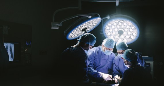 Lekarze ze Szpitala Uniwersyteckiego w Krakowie z sukcesem przeprowadzili operację replantacji ręki. Była to pierwsza tego typu operacja w krakowskiej placówce. Pacjent stracił kończynę w wyniku pracy z piłą mechaniczną. 