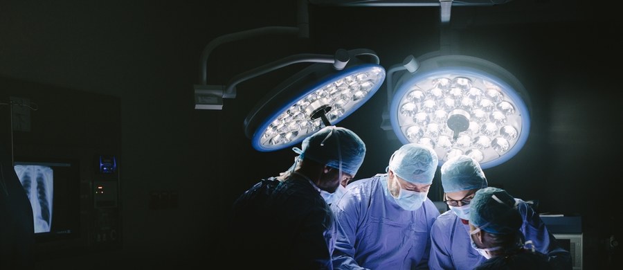 Lekarze ze Szpitala Uniwersyteckiego w Krakowie z sukcesem przeprowadzili operację replantacji ręki. Była to pierwsza tego typu operacja w krakowskiej placówce. Pacjent stracił kończynę w wyniku pracy z piłą mechaniczną. 