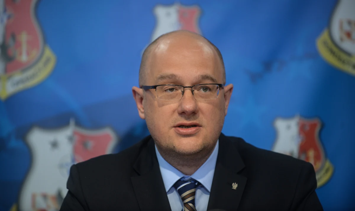 Bartłomiej Grabski, były wiceszef MON w czasach, gdy szefem resortu był Antoni Macierewicz, został dyscyplinarnie zwolniony z pracy w Służbie Kontrwywiadu Wojskowego - potwierdził doniesienia mediów wicepremier, szef MON Władysław Kosiniak-Kamysz.