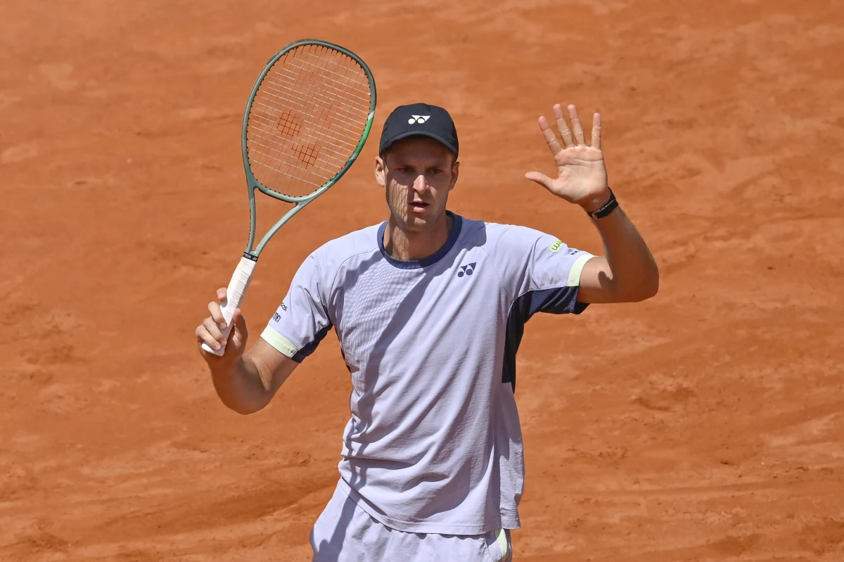 Hubert Hurkacz (nr 9) przegrał z Amerykaninem Tommym Paulem (nr 16) w trzech setach 5:7, 6:3, 3:6 w ćwierćfinale tenisowego turnieju ATP rangi Masters 1000 na kortach ziemnych w Rzymie. Mecz trwał dwie godziny i 44 minuty. 
