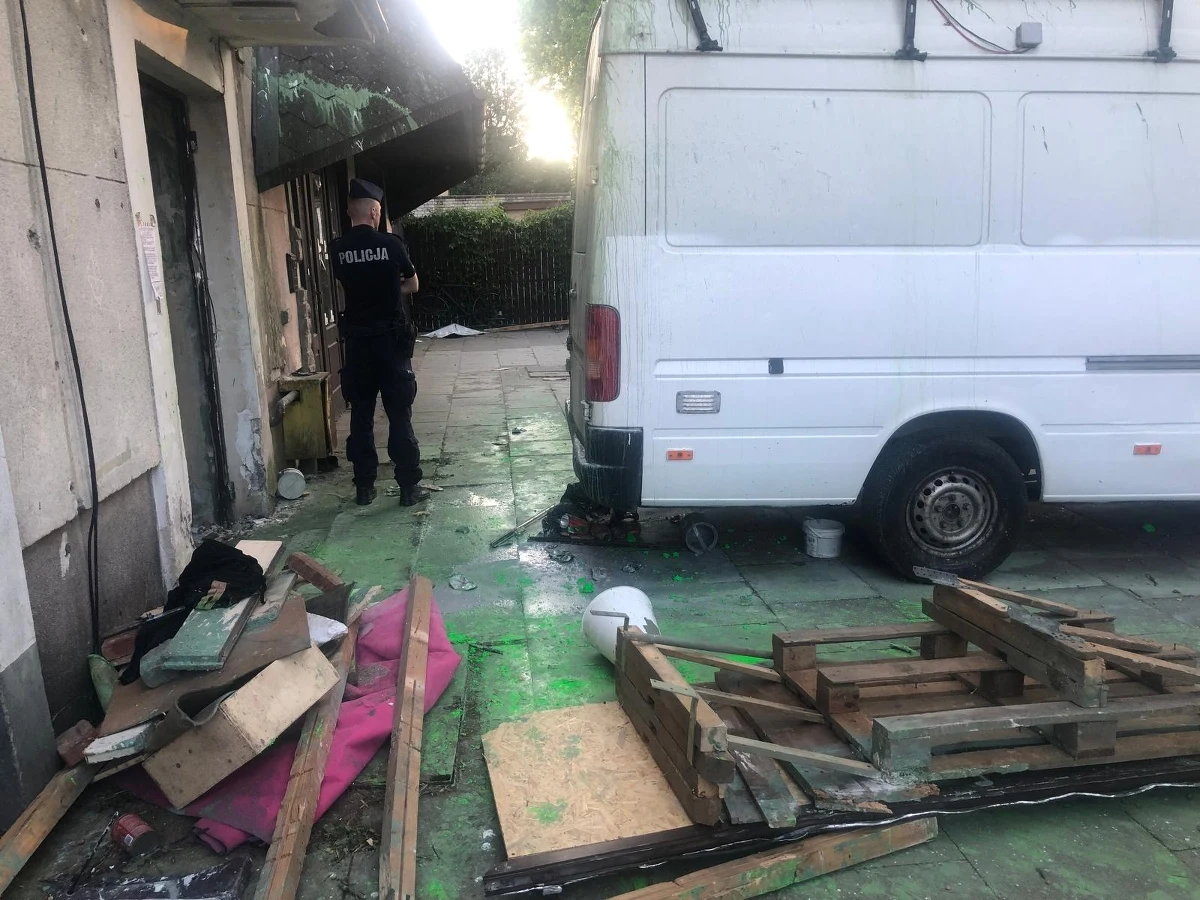 17 osób zatrzymanych w związku ze środową eksmisją squatu na warszawskim Mokotowie do końca dnia usłyszy zarzuty - informuje dziennikarz RMF FM Krzysztof Zasada. Stołeczna policja prowadzi dochodzenie po siłowej akcji funkcjonariuszy.