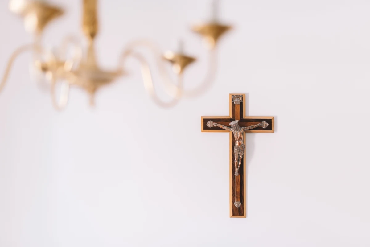 Prezydent Warszawy Rafał Trzaskowski wprowadził nowe standardy dotyczące m.in. eksponowania na ścianach urzędu czy biurkach urzędników symboli związanych z określoną religią, czy wyznaniem. "Są zbiorem 16 zaleceń, które mają na celu zapewnienie wzajemnego szacunku, przeciwdziałanie dyskryminacji i sprawienie, by każda mieszkanka i każdy mieszkaniec Warszawy mógł w takim samym stopniu korzystać z miejskich usług" - powiedziała rzecznik stołecznego ratusza Monika Beuth.