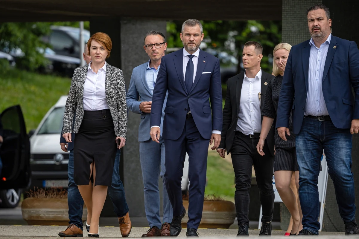 Prezydent elekt Słowacji Peter Pellegrini odwiedził w czwartek w szpitalu w Bańskiej Bystrzycy rannego dzień wcześniej w zamachu premiera Roberta Ficę. "Był o włos od śmierci. Jest w poważnym stanie i jest bardzo zmęczony" - powiedział Pellegrini po krótkim spotkaniu z rannym.