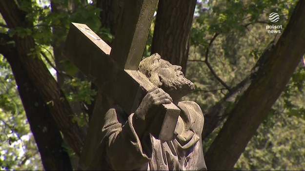 Mieli pomóc sprzątać cmentarz w ramach prac społecznych, ale mosiężne krzyże i figury spodobały im się tak bardzo, że postanowili je ukraść. Policja z Legnicy zatrzymała kobietę i dwóch mężczyzn, którzy planowali sprzedać ważące kilkadziesiąt kilogramów łupy na złom. Odpowiedzą nie tylko za kradzież ale i znieważenie miejsca pochówku.Materiał dla "Wydarzeń" przygotowała Magdalena Hykawy.