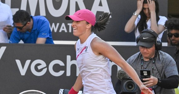 Iga Świątek w drodze po kolejne turniejowe zwycięstwo! Polska liderka światowego rankingu w półfinale turnieju WTA 1000 na kortach ziemnych w Rzymie pokonała Amerykankę Coco Gauff 6:4, 6:3. W sobotę Świątek zagra o końcowy triumf w imprezie, którą wygrywała już dwukrotnie.