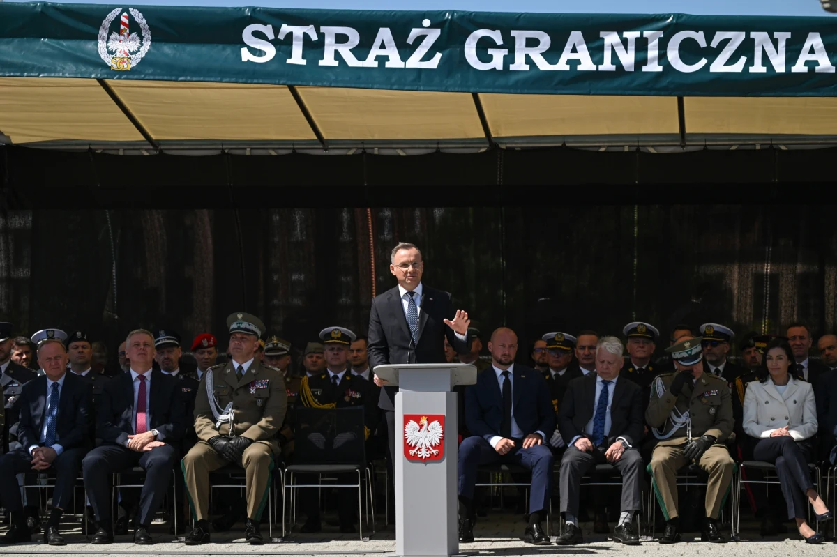 "Strzeżecie państwo dzisiaj bezpieczeństwa także i Europy, pokazujecie to swoją codzienną służbą" - zwrócił się funkcjonariuszy Straży Granicznej Andrzej Duda w Gdańsku. W uroczystościach Święta Straży Granicznej wzięli udział także szef MSWiA Tomasz Siemoniak, posłowie, władze lokalne oraz funkcjonariusze Straży Granicznej z całej Polski.