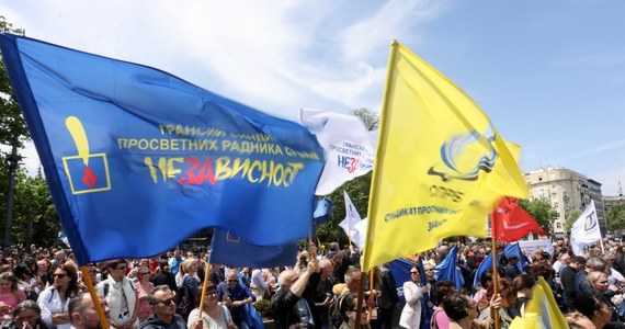 Tysiące nauczycieli i pracowników oświaty zablokowały w czwartek w ramach protestu ulice wokół siedzib rządu i parlamentu w Belgradzie - podała telewizja Nova. Demonstracje są odpowiedzią na ciężkie pobicia nauczycieli, do których doszło w ciągu ostatniego tygodnia w serbskich szkołach.