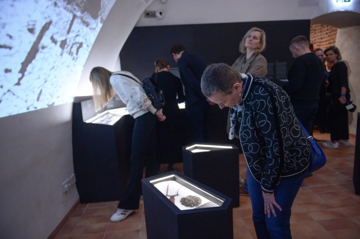 ​Wizyta w pszczelarium, zwiedzanie gmachu Muzeum Sztuki Nowoczesnej, Muzeum Narodowego i Muzeum Powstania Warszawskiego, koncerty, wystawy, robot obdarzony sztuczną inteligencją - m.in. takie atrakcje czekają 18 maja w stolicy na uczestników 20. Nocy Muzeów.