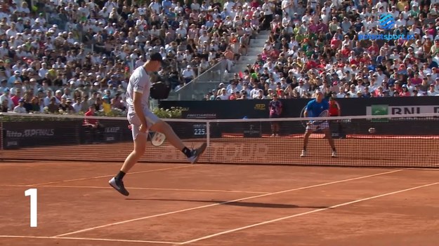 Internazionali d’Italia, czyli ATP Masters 1000 w Rzymie to tenisowy turniej wchodzący w skład rozgrywek ATP Tour. Hubert Hurkacz doszedł do półfinału tegorocznego turnieju. Prezentujemy subiektywny wybór 5 najciekawszych zagrań z udziałem Polaka na kortach Rzymu.   