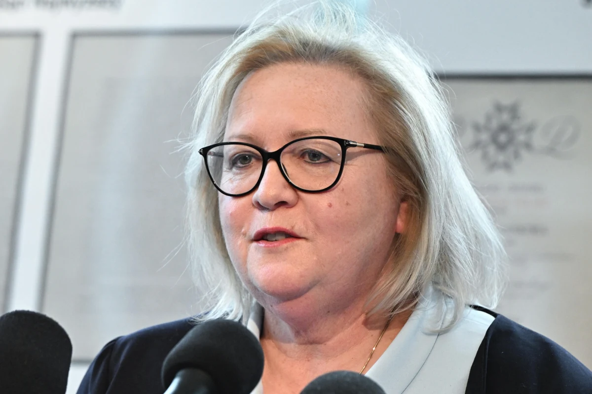 Wzywamy Panią do przestrzegania prawa i wywiązania się z nałożonego na Panią prawnego obowiązku zwołania Trybunału Stanu w możliwie najszybszym terminie – już połowa członków Trybunału tak odpowiada na odmowę zrealizowania wniosku w sprawie zwołania posiedzenia pełnego składu TS. Kierująca Trybunałem z urzędu prof. Małgorzata Manowska odmówiła wcześniej sędziom zwołania posiedzenia, które miało doprowadzić do ograniczenia jej władzy.