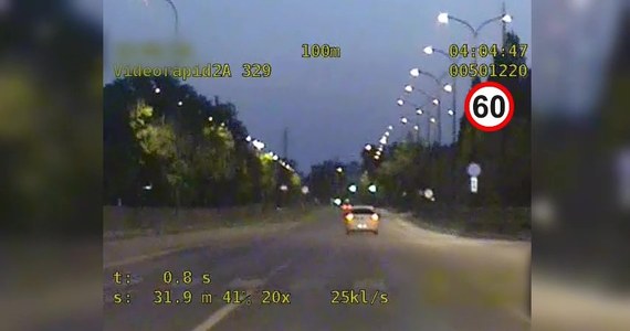 Policjanci z Wydziału Ruchu Drogowego Komendy Stołecznej Policji, podczas patrolowania ulicy Jagiellońskiej w Warszawie, zauważyli samochód jadący z prędkością 145km/h. Natychmiast postanowili zatrzymać kierującego do kontroli. Ten jednak zaczął uciekać, ale po pościgu udało się go zatrzymać. Kierowcą okazał się 15-latek, który auto wziął z wypożyczalni. 