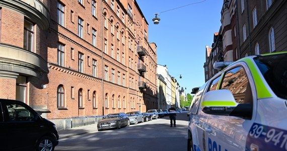 Policjanci pilnujący ambasady Izraela w stolicy Szwecji usłyszeli w nocy odgłos wystrzałów. Po chwili zobaczyli, że ktoś ucieka. Kilka minut później zatrzymali 14-letniego chłopaka. Na miejscu znaleźli też broń na ostrą amunicję. 
