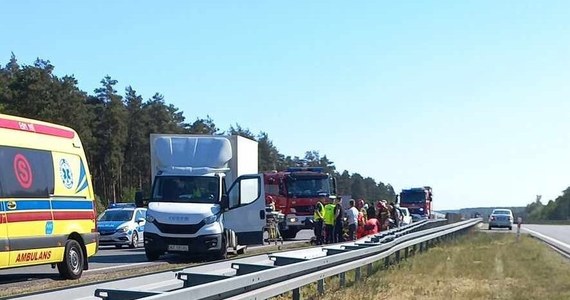 Po zderzeniu motocykli w Wólce Łasieckiej, w województwie łódzkim między węzłami Wiskitki i Skierniewice (403 km w stronę Poznania), autostrada A2 jest zablokowana w obu kierunkach. W wypadku zginął jeden motocyklista, drugi jest ranny. Chwilę wcześniej na tym odcinku auto dostawcze zderzyło się z ciężarowym. Na miejscu pracują służby.
