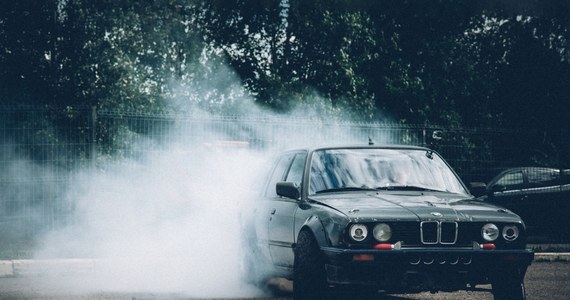 W Ropczycach na Podkarpaciu kierowca bmw celowo wprowadzał auto w poślizg i wpadł do przydrożnego rowu. Poszedł szukać kogoś, kto mu pomoże wyciągnąć auto. Gdy wrócił, już czekali na niego policjanci. Mężczyzna był pijany.