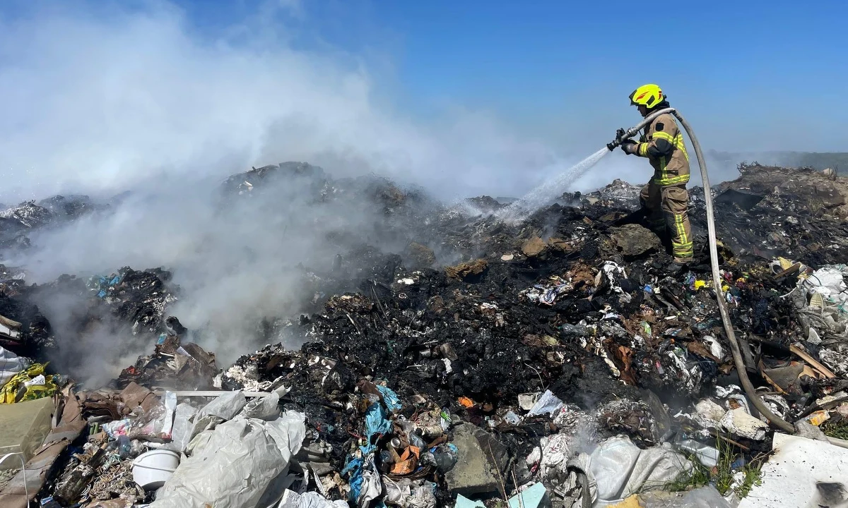 Pomorscy strażacy walczą z pożarem hałdy na wysypisku śmieci w miejscowości Ostrowite. Ogień, który objął 250 metrów kwadratowych powierzchni, generuje duże zadymienie.