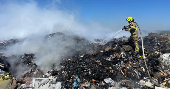 Pomorscy strażacy walczą z pożarem hałdy na wysypisku śmieci w miejscowości Ostrowite. Ogień, który objął 250 metrów kwadratowych powierzchni, generuje duże zadymienie.