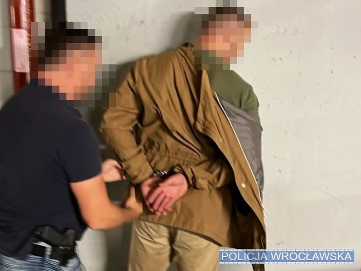 Policjanci zatrzymali 33-latka, który kilka dni temu napadł na pocztę na wrocławskim Starym Mieście. Zamaskowany mężczyzna sterroryzował dwie pracownice paralizatorem i usiłował uderzyć łańcuchem ochroniarza. Policjanci namierzyli podejrzanego w zaledwie kilka godzin od napadu i odzyskali wszystkie skradzione pieniądze.