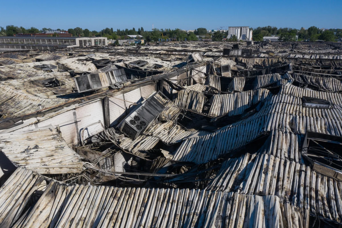 "Pracujemy nad tym, żeby doprowadzić do możliwości odbudowania hali. Jako urząd będziemy robili wszystko, żeby ten proces ułatwić" - mówił prezydent Warszawy Rafał Trzaskowski po spotkaniu z kupcami, którzy mieli swoje stoiska w spalonym centrum handlowym Marywilska 44. Poinformował też, że rozmawiał z zarządem spółki zarządzającej obiektem.