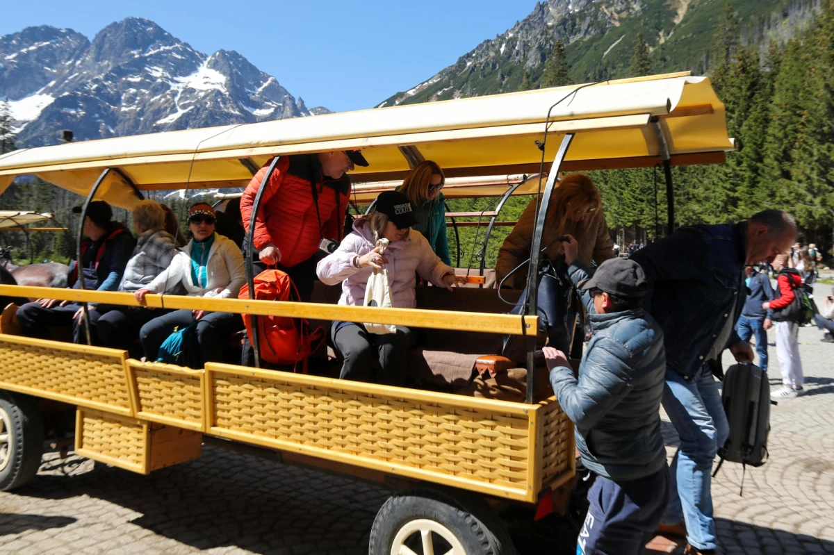 "Były próby i testy (wprowadzenia meleksów - red.). One w okresie jesiennym i zimowym się nie sprawdziły, bo ważny jest stan drogi. Nie za bardzo chcemy wchodzić w tę dyskusję z tego względu, że meleksy za bardzo nie pasują nam do krajobrazu (...) Wiem, że jest lobby mocne, które chciałoby zaistnieć tam, gdzie jest dużo turystów, ktoś chciałby przejąć ten biznes. Ja to rozumiem, bo to element rywalizacji gospodarczej. Na ten moment jednak ta rozmowa nie pójdzie w tym kierunku" - powiedział w Rozmowie w południe w Radiu RMF24 Andrzej Skupień, starosta tatrzański. 