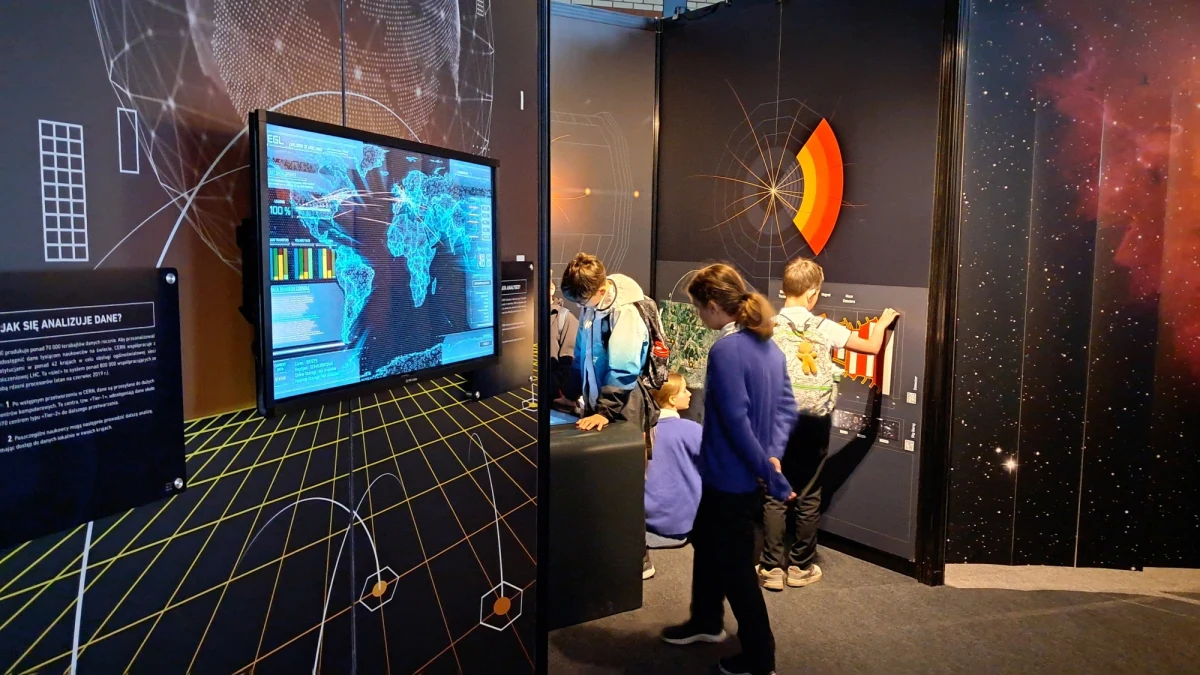 Europejskie Laboratorium Fizyki Cząstek - CERN obchodzi w tym roku 70-lecie istnienia. Z tej okazji instytucja, która m.in. dała nam protokół www, bez którego nie wyobrażamy sobie współczesnego świata, a w 2012 roku dokonała odkrycia słynnej cząstki Higgsa, zaprasza na okolicznościową wystawę. W Krakowie, a potem w Warszawie, Gdańsku, Poznaniu i Wrocławiu będzie można poczuć się, jak we wnętrzu tego największego i najbardziej niezwykłego urządzenia badawczego, jakie ludzkość do tej pory zbudowała. 