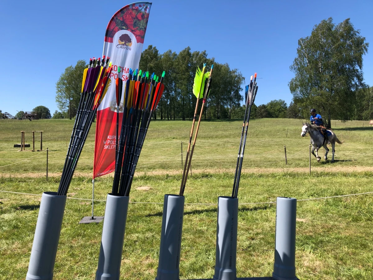 Do niedzieli na polach pod Grunwaldem w woj. warmińsko-mazurskim rywalizować będą łucznicy konni z całego świata. To widowiskowa dyscyplina, która wymaga nie tylko celności, ale też sprawnego manewrowania koniem bez użycia wodzy. To już trzynasta odsłona "Majówki z łukiem i koniem".