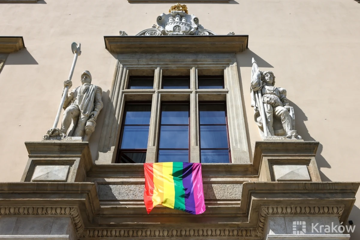 Aleksander Miszalski wywiesił w oknie swojego gabinetu tęczową flagę "jako symbol i wyraz wsparcia dla społeczności LGBT". Druga tęczowa flaga zawisła przed wejściem od strony pomnika Józefa Dietla. "Okupant zawiesił swój znak" - tak Barbara Nowak, była małopolska kurator oświaty skomentowała gest nowo urzędującego prezydenta Krakowa.