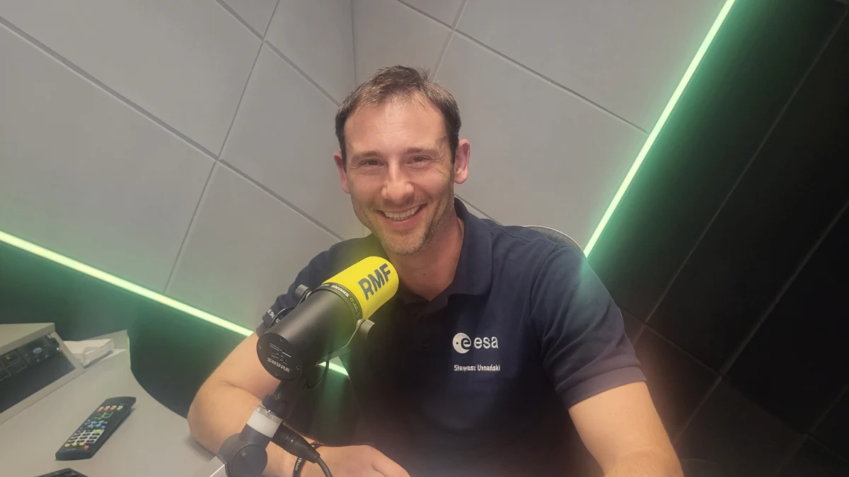 Sławosz Uznański, który jako drugi Polak w historii ma polecieć w kosmos, przygotowuje się do misji na Międzynarodową Stację Kosmiczną (ISS). Nie wie jeszcze, kiedy lot się odbędzie, ale wie już, czym będzie się na orbicie zajmował. Czynnie uczestniczy w przygotowaniu kilkunastu polskich eksperymentów. Jak podkreśla, polskie firmy po raz pierwszy będą miały możliwość dostępu do ISS i prowadzenia tam badań. To wielka szansa zaistnienia na międzynarodowym rynku kosmicznym. W rozmowie z Grzegorzem Jasińskim opowiada o przebiegu szkolenia, relacjach z innymi astronautami, swoich atutach w przygotowaniu misji i wątpliwościach, czy… byłby gotowy lecieć na Marsa. 