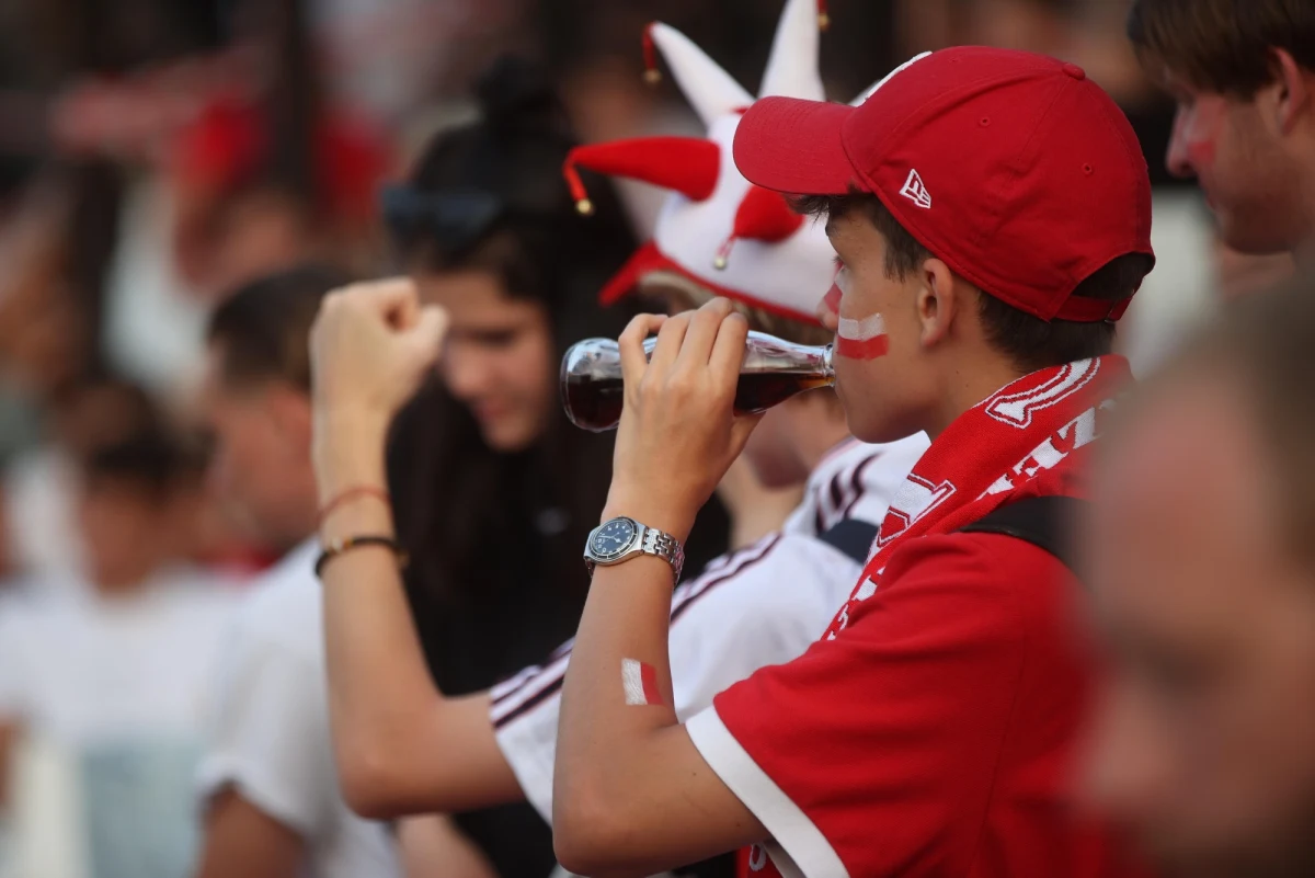 Już za niecały miesiąc rozpoczną się mistrzostwa Europy w Piłce Nożnej 2024. Do Niemiec, aby wspierać naszą reprezentację, wybierają się tłumy kibiców. Dla tych, którzy zastanawiają się, jak dostać się do miast, gdzie Biało-Czerwoni będą rozgrywać swoje mecze, PKP Intercity ma specjalną ofertę.