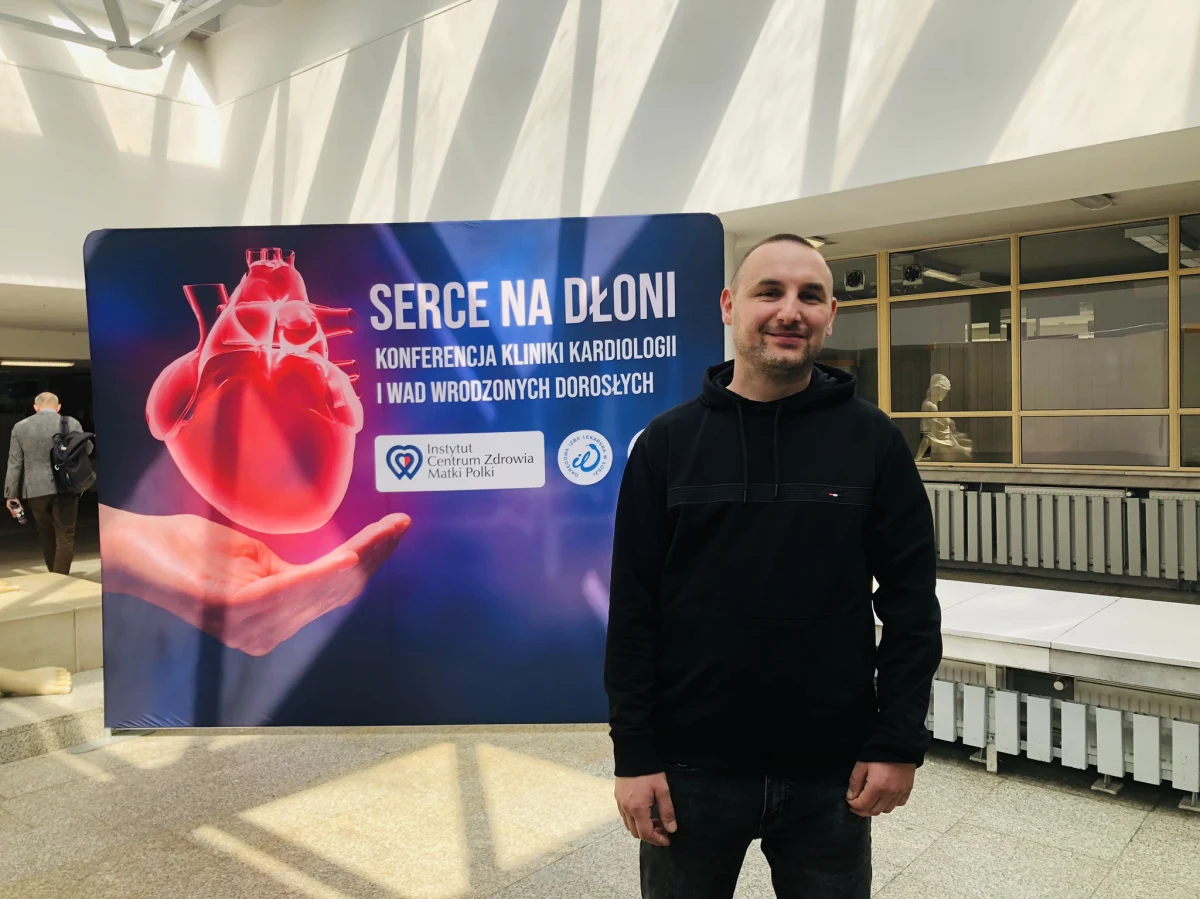 Po 5 miesiącach od wszczepienia innowacyjnej zastawki serca pan Maksymilian pokonuje na rowerze 20 km i z zakupami wchodzi na II piętro bez odpoczynku. To możliwe, dzięki kardiologom z łódzkiego Instytutu Centrum Zdrowia Matki Polki, którzy znaleźli dla pacjenta nową, dobraną indywidualnie zastawkę serca i wprowadzili ją przezskórnie.