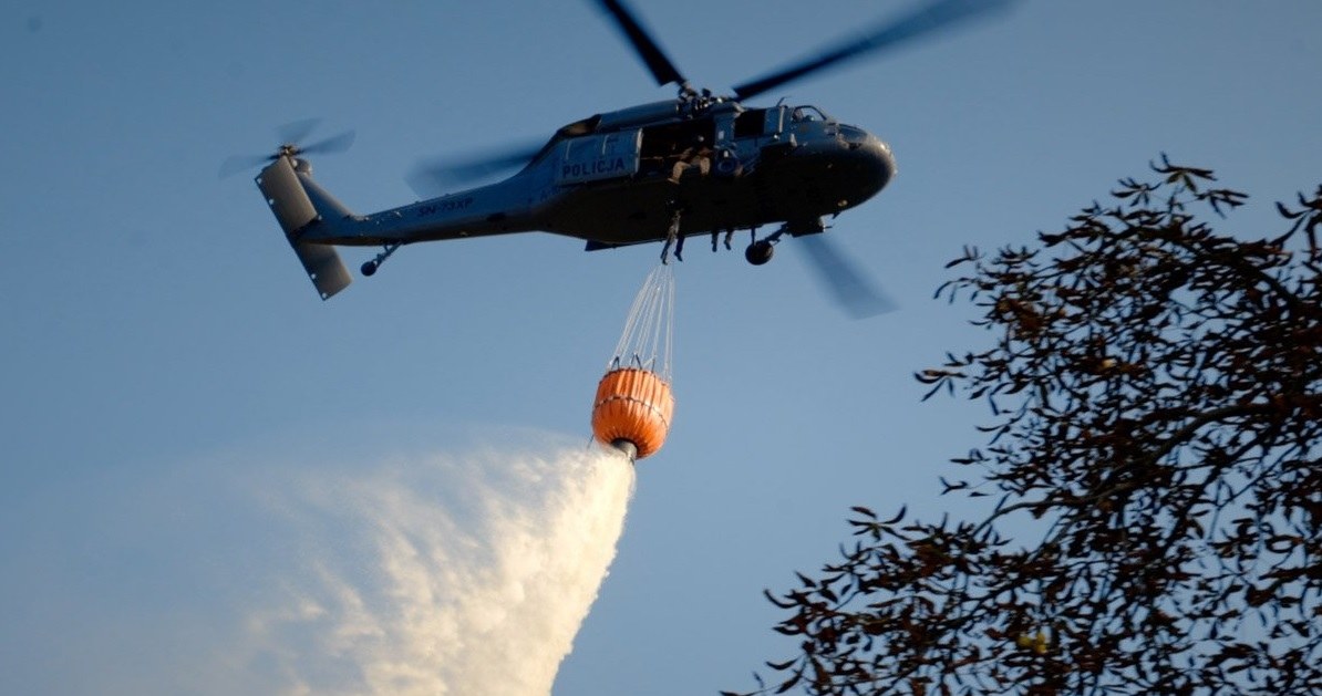 Waldbrand in Snochowice.  Löschflugzeuge und Black Hawk-Polizeiflugzeuge im Einsatz