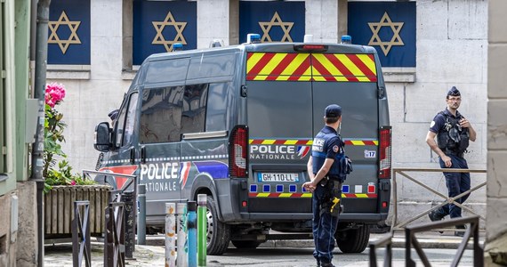 Francuska policja zastrzeliła mężczyznę, który próbował podpalić synagogę w Rouen. "Mężczyzna był uzbrojony w nóż i metalową pałkę, gdy zbliżył się do policjantów, został zastrzelony" - przekazało agencji źródło zaznajomione ze sprawą.