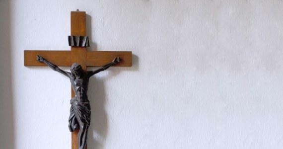 "Decyzja warszawskiego urzędu miasta prowadząca do wyeliminowania symboli religijnych w urzędach i biurach miejskich budzi zdziwienie i smutek" – napisał w piątkowym oświadczeniu prasowym ks. Przemysław Śliwiński, rzecznik prasowy arcybiskupa metropolity warszawskiego i archidiecezji warszawskiej. Słowa są pokłosiem decyzji o laicyzacji urzędu miasta, jaką podjął prezydent Rafał Trzaskowski.