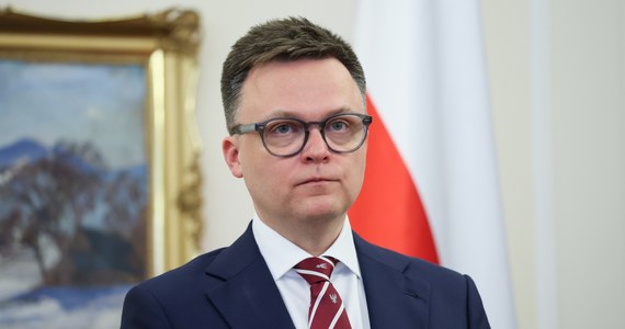 Nie uważam, żeby dzisiaj w Polsce potrzebna była nam kolejna wojna o to, czy krzyże ze ścian zdejmować; naszą odpowiedzialnością powinno być obniżanie napięcia - powiedział marszałek Sejmu Szymon Hołownia, odnosząc się do zarządzenia prezydenta Warszawy ws. standardów równego traktowania.