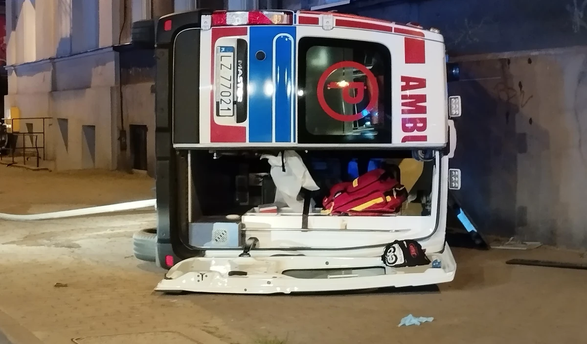 Osiem osób ucierpiało w wypadku z udziałem karetki pogotowia na ul. Kunickiego w Lublinie. Ambulans przewrócił się na bok. 