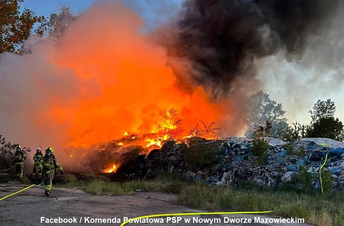 ​Pożar hałdy śmieci w Cybulicach Małych w powiecie nowodworskim w Mazowieckiem. W akcji gaśniczej bierze udział kilkanaście zastępów straży pożarnej.