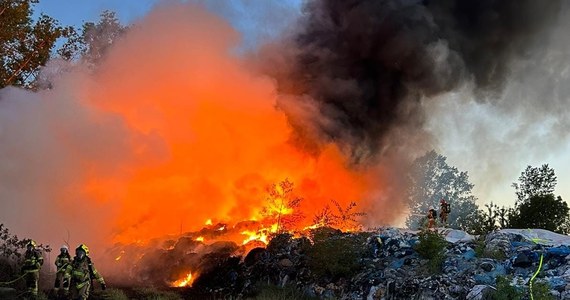 ​Pożar hałdy śmieci w Cybulicach Małych w powiecie nowodworskim w Mazowieckiem. W akcji gaśniczej bierze udział kilkanaście zastępów straży pożarnej.