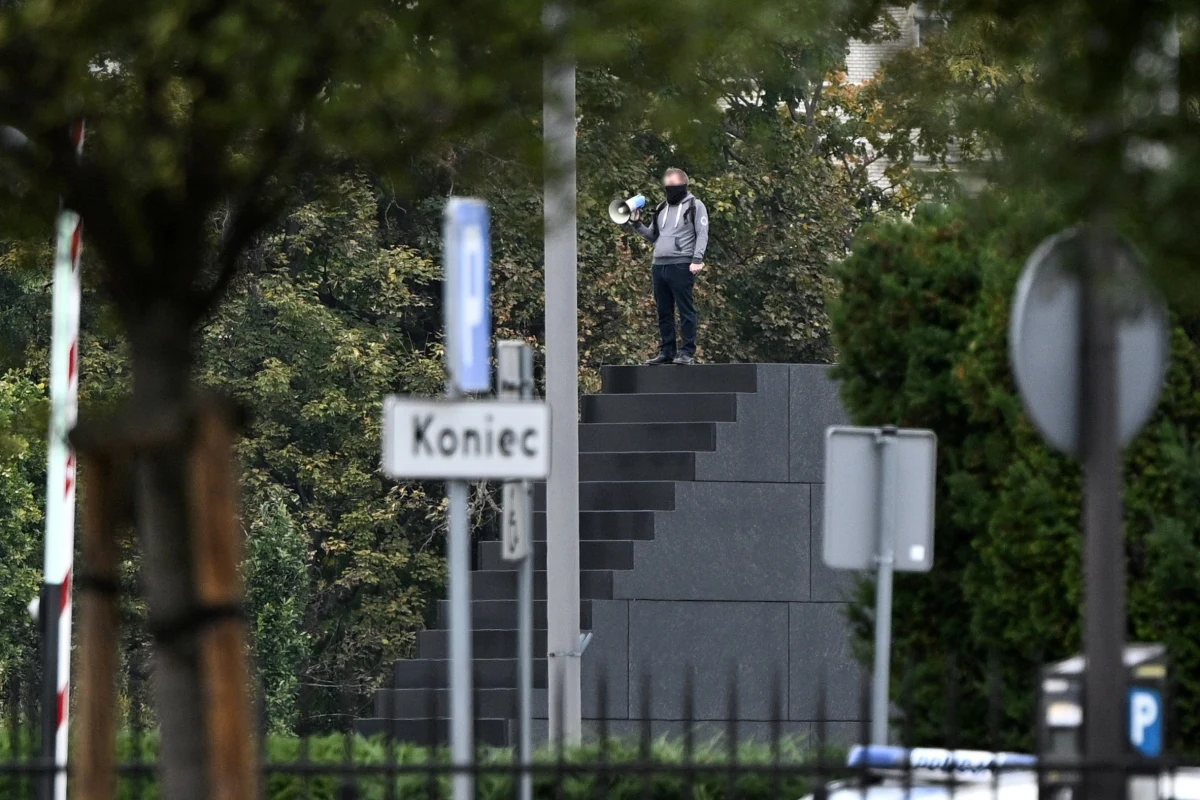 Prokuratura Okręgowa skierowała akt oskarżenia wobec Krzysztofa B., który w przeddzień wyborów parlamentarnych wszedł na pomnik smoleński na pl. Piłsudskiego i groził, że się wysadzi. Zarzuca mu wywieranie wpływu na czynności urzędowe i wywołanie fałszywego alarmu.