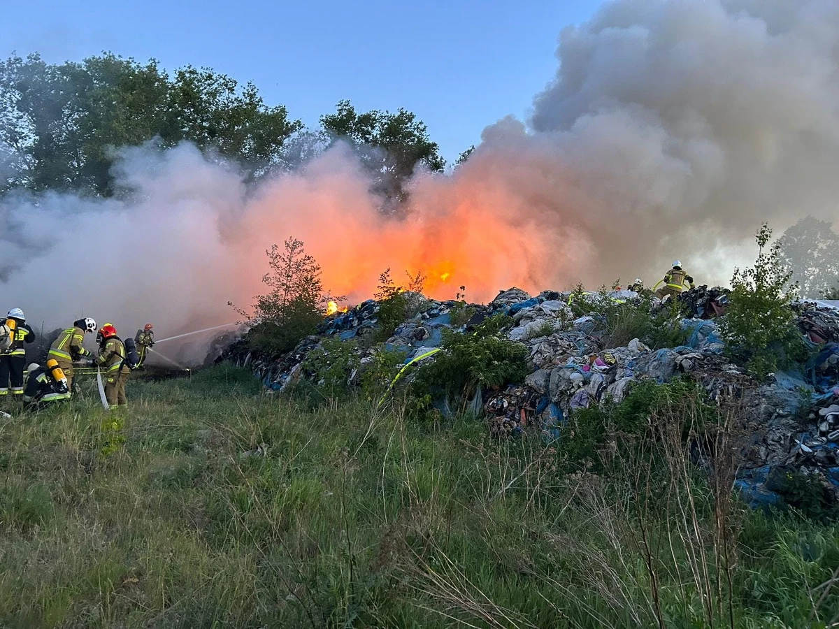 Hałdy odpadów tekstylnych na powierzchni 1500 metrów kwadratowych spłonęły w Cybulicach Małych na Mazowszu. Strażacy rano zakończyli akcję gaśniczą.