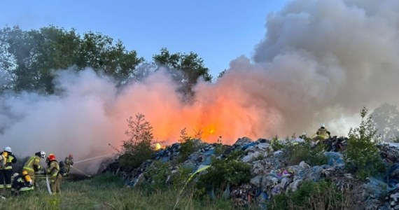 Hałdy odpadów tekstylnych na powierzchni 1500 metrów kwadratowych spłonęły w Cybulicach Małych na Mazowszu. Strażacy rano zakończyli akcję gaśniczą.