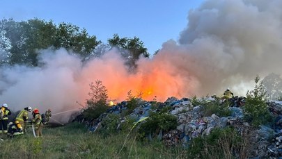 Pożar hałdy śmieci w Cybulicach Małych. Strażacy zakończyli akcję