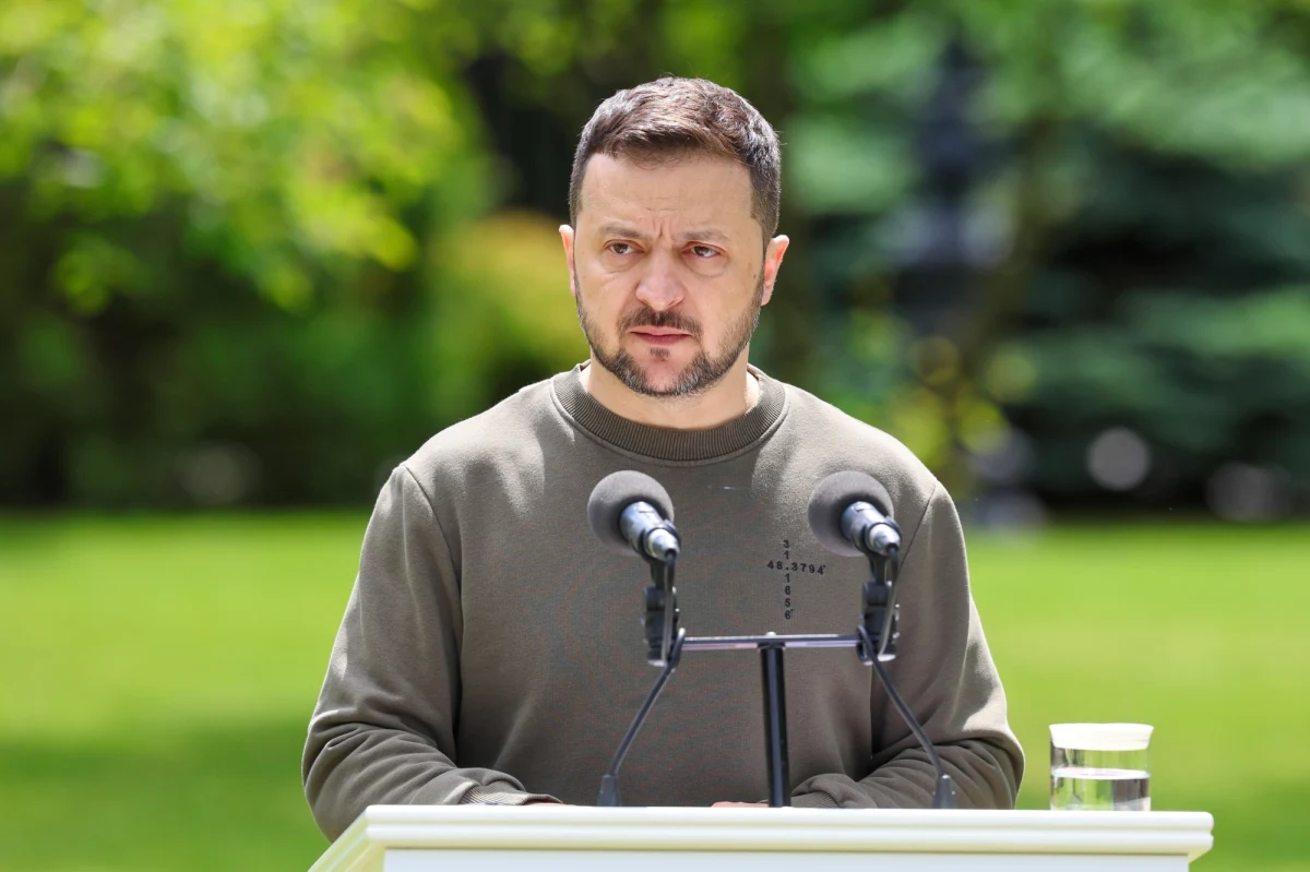 W opublikowanym w sobotę wywiadzie dla agencji AFP prezydent Wołodymyr Zełenski powiedział, że spodziewa się, iż Rosja przypuści większą ofensywę na północy i wschodzie Ukrainy. Dodał jednak, że mimo postępów Rosjan sytuacja ukraińskich sił jest lepsza niż tydzień wcześniej.