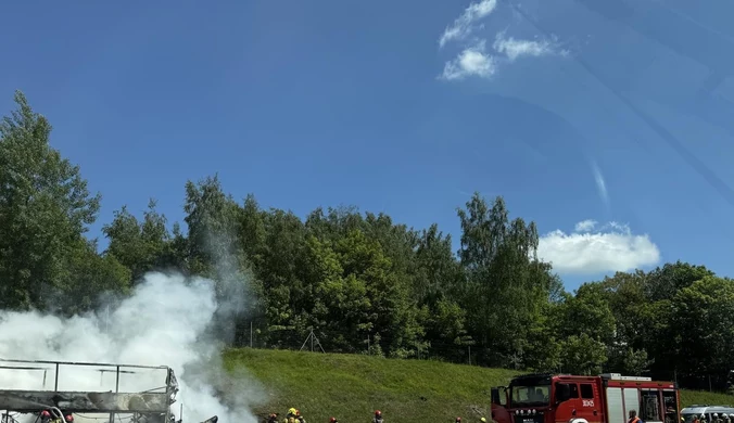 Pożar autokaru na A4. "Pojazd cały w płomieniach"