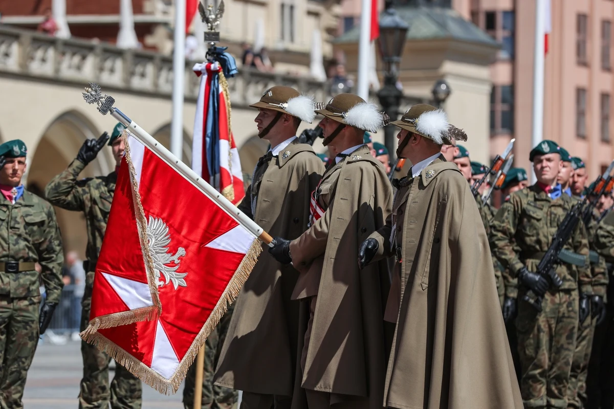 Premier Donald Tusk wraz z szefem MON Władysławem Kosiniakiem-Kamyszem oddali  hołd polskim żołnierzom, którzy 80 lat temu zdobyli Monte Cassino. Rocznicowe uroczystości odbyły się na Rynku Głównym w Krakowie. "Polska jest bezpieczniejsza" - mówił premier i zapowiedział m.in. przeznaczenie 10 mld zł na bezpieczeństwo granicy wschodniej, w tym system fortyfikacji.