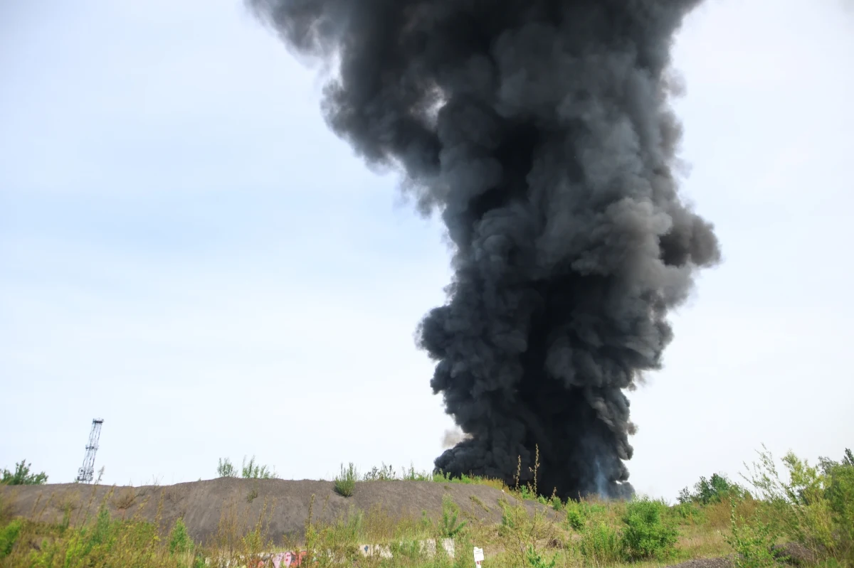 Przez 8 dni strażacy prowadzili akcję w rejonie spalonego składowiska nielegalnych odpadów w Siemianowicach Śląskich. Najpierw gasili tam pożar, a potem dogaszali pogorzelisko. Śledztwo w sprawie tego ogromnego pożaru toczy się od kilku dni.