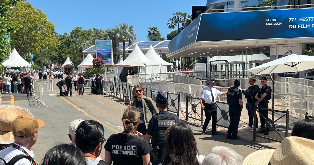 Niepokojące wiadomości z festiwalu w Cannes! Odwołano jeden z pokazów, a przed budynkiem festiwalowym pojawiła się policja. Co tam się dzieje? "Policja nie udziela informacji na temat powodu wstrzymania projekcji. Powiedziano nam tylko, że chodzi o podejrzany pakunek w środku" - pisze dla nas Artur Zaborski z Cannes. 